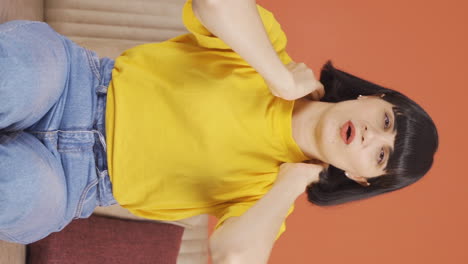 Vertical-video-of-Young-woman-with-neck-pain.
